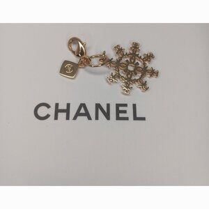 NIB CHANEL STYLISH SNOWFLAKE CHARM WITH LOBSTER CLASP